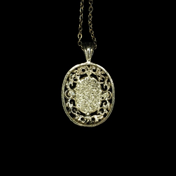 Vintage Oval Flower Pendant with Chain Necklace - Picture 4 of 8